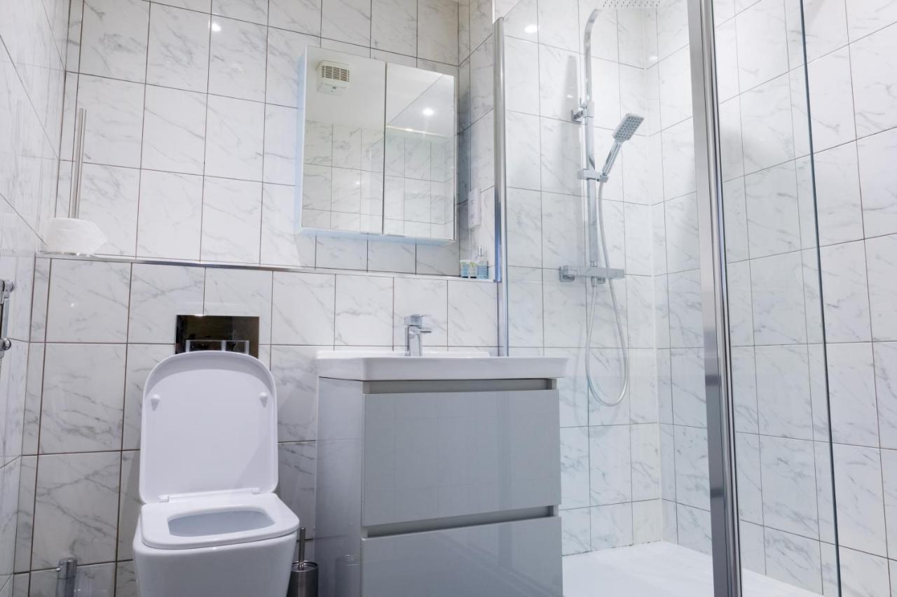 Pahuna Ghar Birmigham City 2 Bedroom Apartment- Short To Mid Term Let-Free Secure Parking เบอร์มิงแฮม ภายนอก รูปภาพ